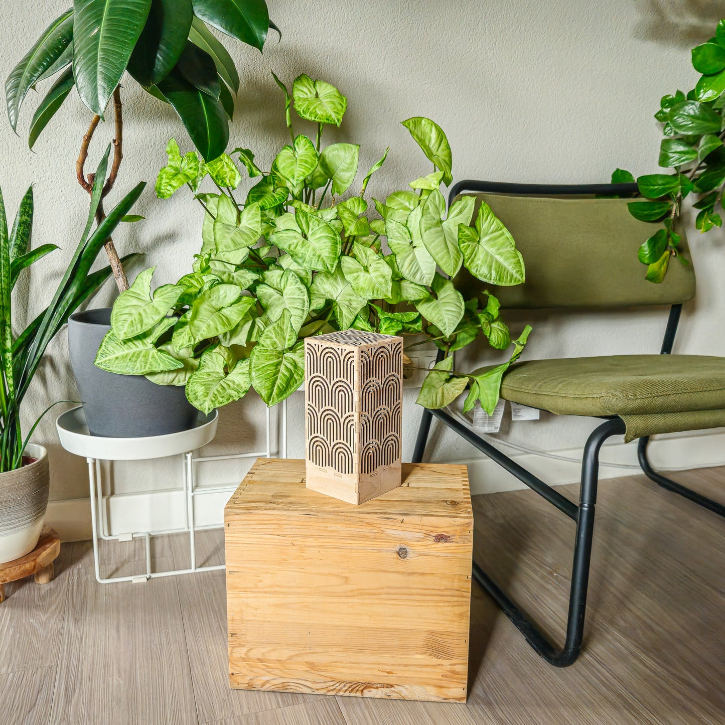 Tischlampe Arcus – kabellos, aus Holz, mit geometrischem Lichtspiel