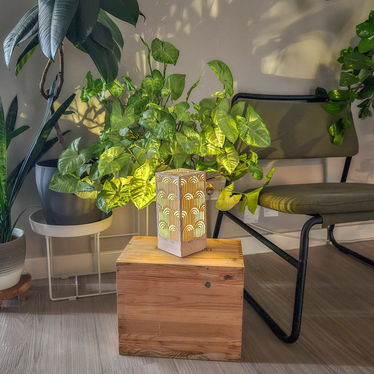 Tischlampe Arcus – kabellos, aus Holz, mit geometrischem Lichtspiel