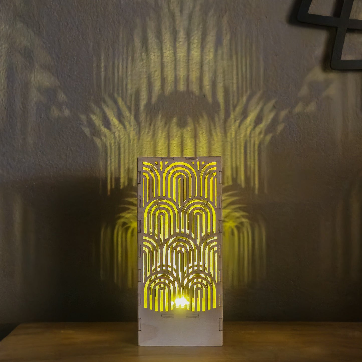 Tischlampe Arcus – kabellos, aus Holz, mit geometrischem Lichtspiel