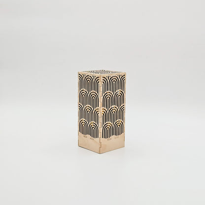 Tischlampe Arcus – kabellos, aus Holz, mit geometrischem Lichtspiel