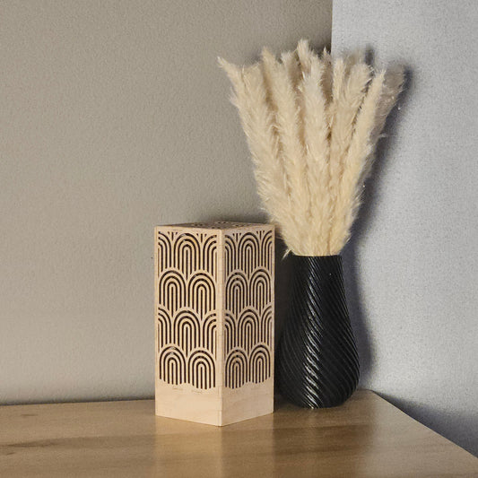 Tischlampe Arcus – kabellos, aus Holz, mit geometrischem Lichtspiel