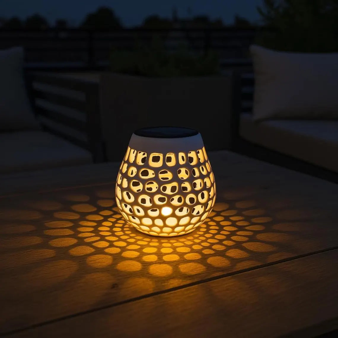 Solar Tischlicht mit geometrischem Schattenspiel