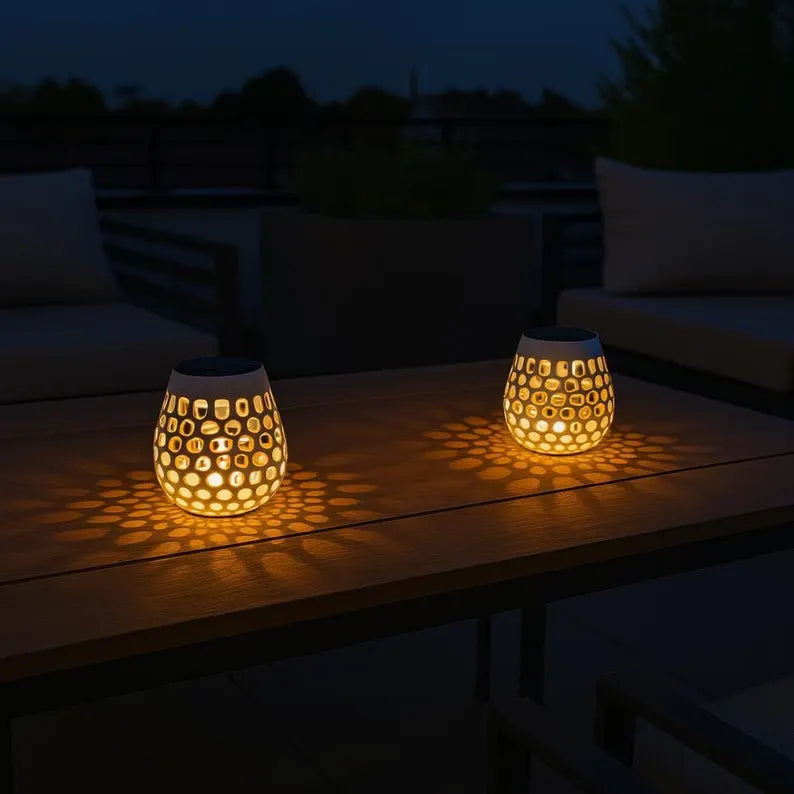 Solar Tischlicht mit geometrischem Schattenspiel