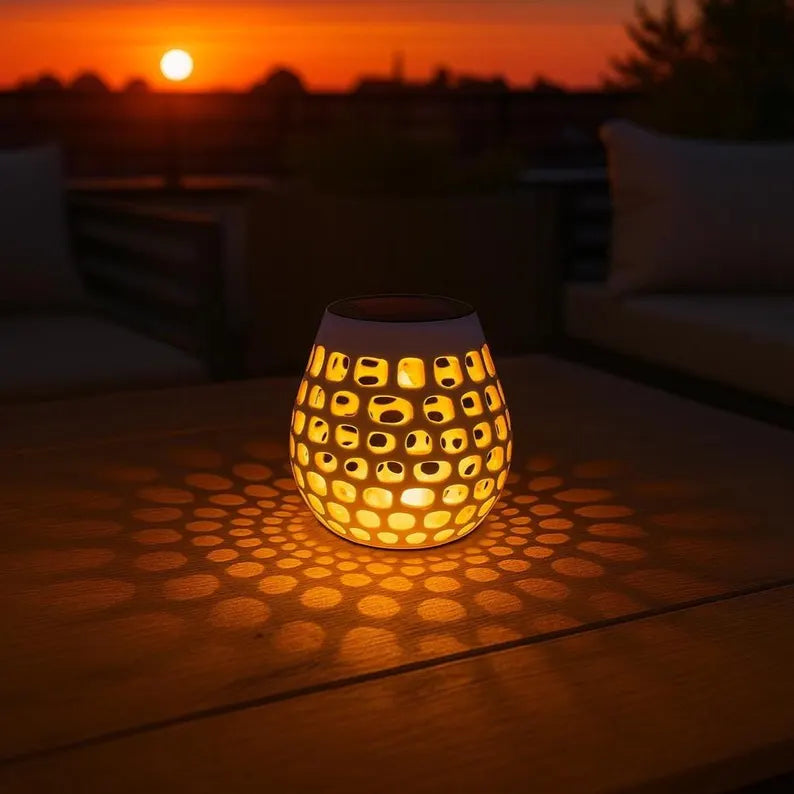 Solar Tischlicht mit geometrischem Schattenspiel